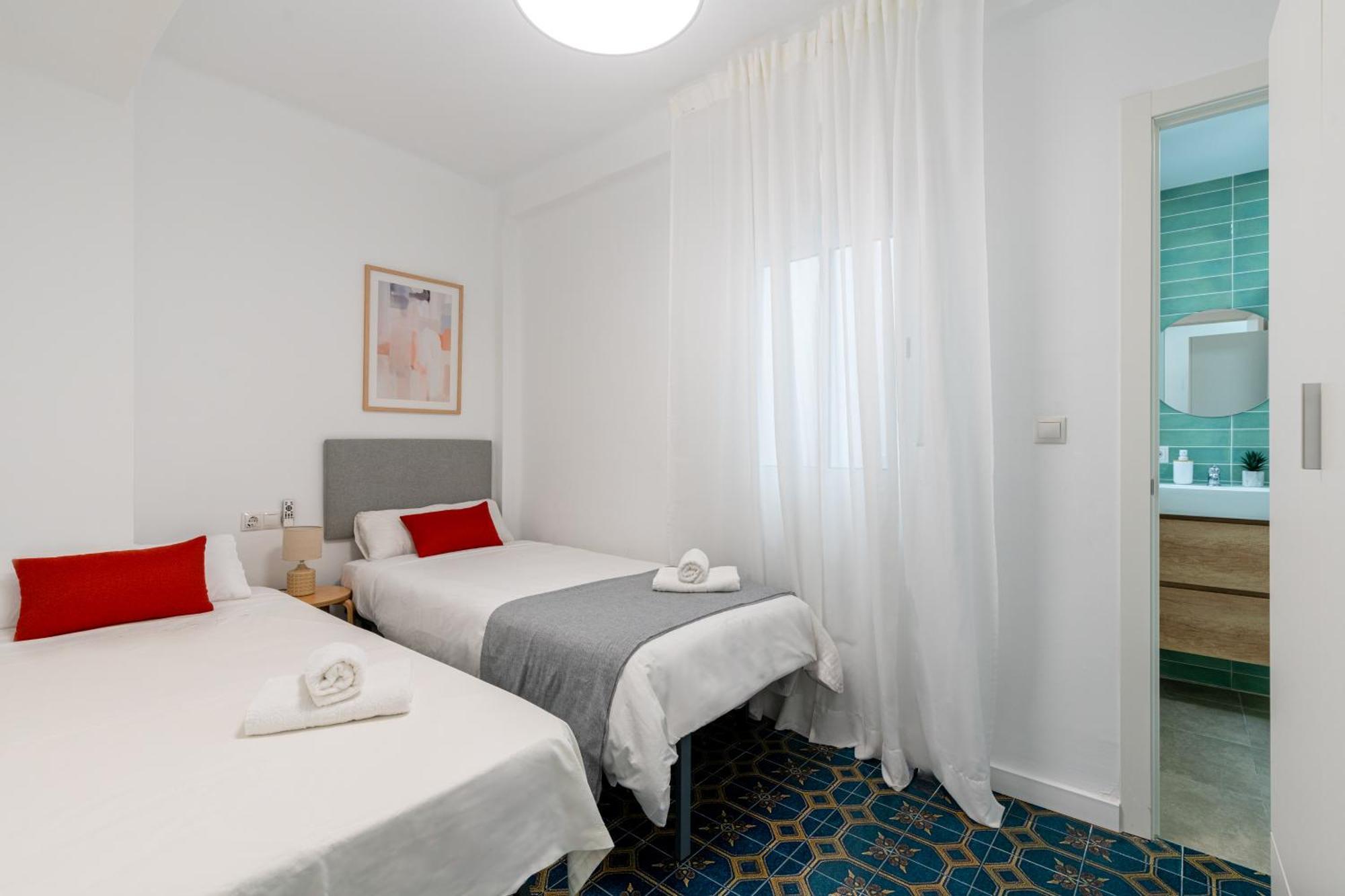 Piso Elegante Y Nuevo De 3 Habitaciones Y 2 Banos เซบีญา ภายนอก รูปภาพ